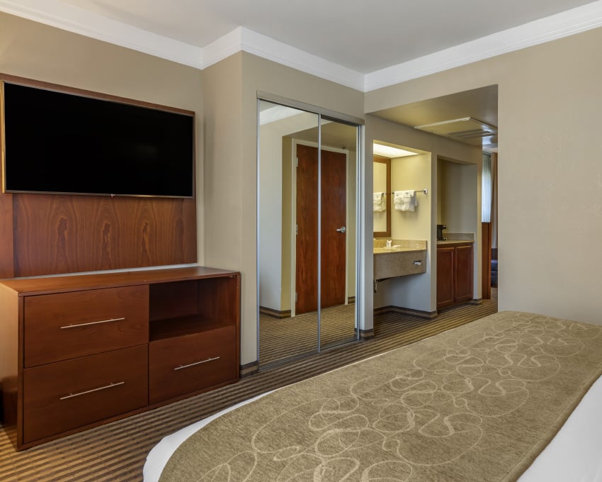 Stay at Our Visalia Hotel Comfort Suites Visalia