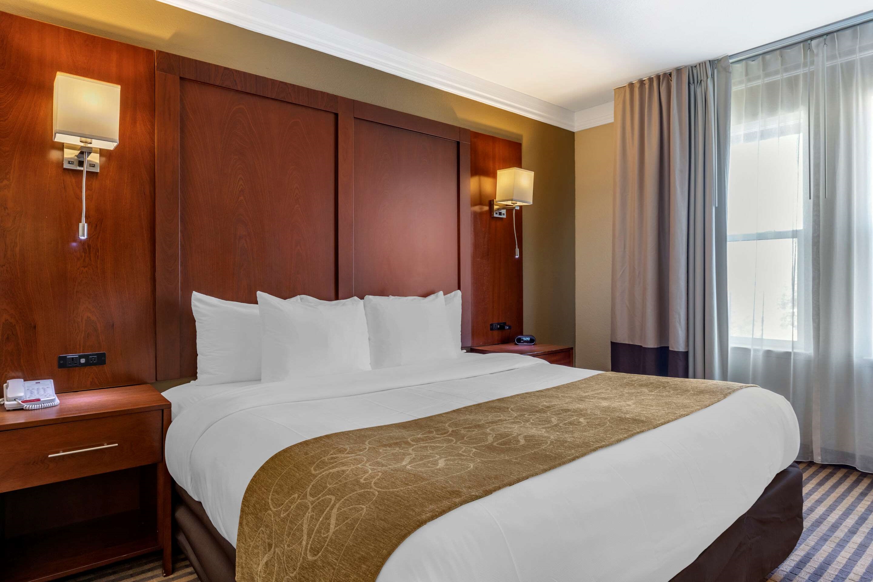 Visalia, CA, Hotel Comfort Suites Visalia Convention Center