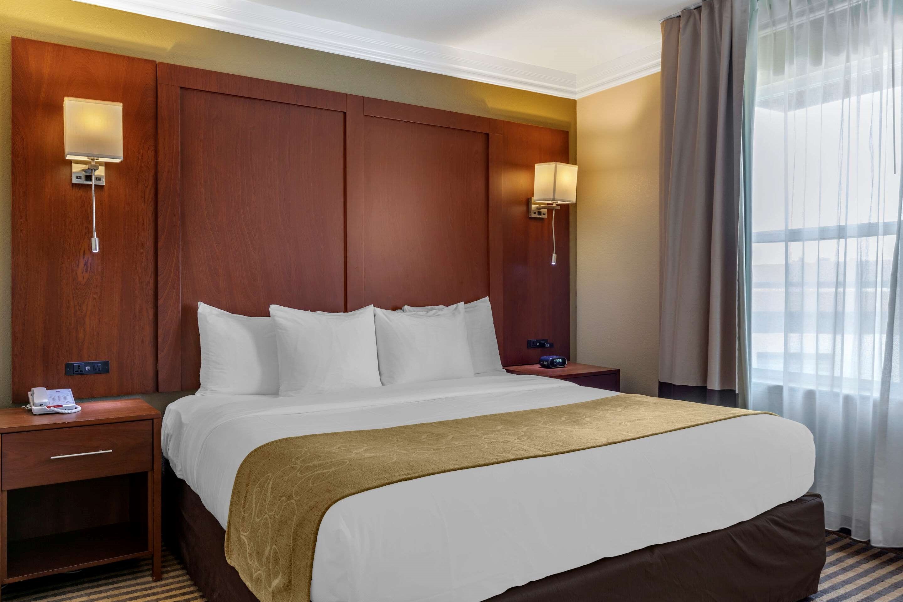 Visalia, CA, Hotel Comfort Suites Visalia Convention Center